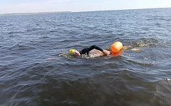 В рамках поданной заявки на включение в Реестр Рекордов России Андрей Чепурной совершил заплыв по самой широкой акватории Волги р.п. Ровное 