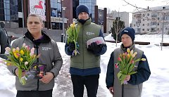 Саратовские активисты поздравили женщин-волонтёров и семьи героев с наступающим 8 Марта 