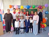 Глава Ровенского района Бугаев А.А. поздравил ребят и весь педагогический коллектив с началом нового учебного года