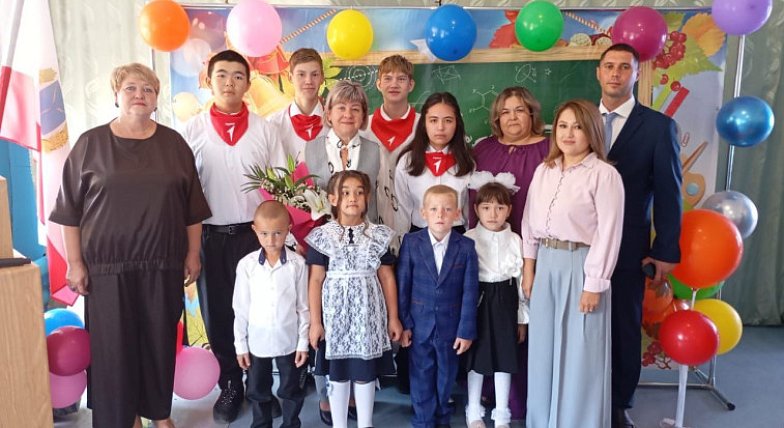 Глава Ровенского района Бугаев А.А. поздравил ребят и весь педагогический коллектив с началом нового учебного года