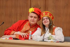 Президент России Владимир Путин поздравил молодоженов с Днем семьи 